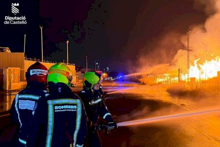 VÍDEO | Imágenes impactantes del segundo incendio de Onda: arde un desguace y una empresa de pallets