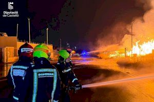 VÍDEO | Imágenes impactantes del segundo incendio de Onda: arde un desguace y una empresa de pallets