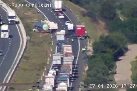 Un accidente de tráfico en Vallada colapsa la autovía A-35