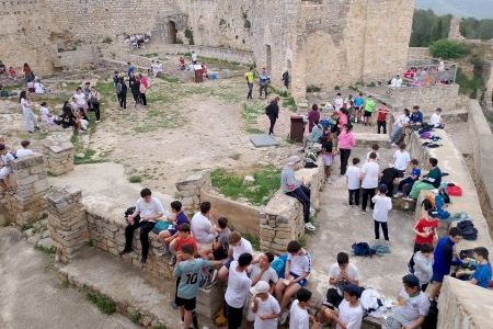 161 escolares recrean la rendición del castillo de Xivert
