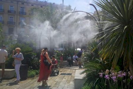 La plaza de la Reina vuelve a echar agua pulverizada para refrescar a vecinos y turistas