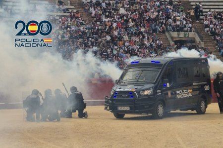 La Policía Nacional realiza una exhibición de unidades en la Plaza de Toros de Valencia