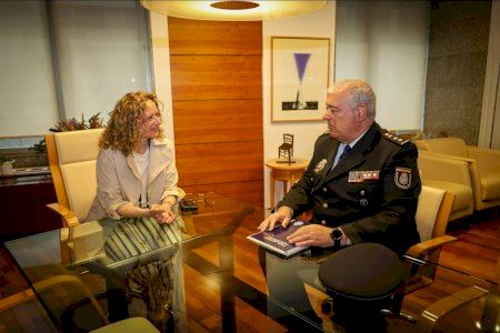 El nuevo Comisario Jefe de la Policía Nacional en Torrent realiza su primera visita institucional al Ayuntamiento
