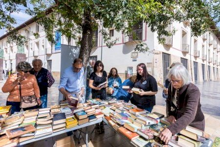 La 5.ª edición de la feria solidaria del libro usado de la UPG triplica las ventas