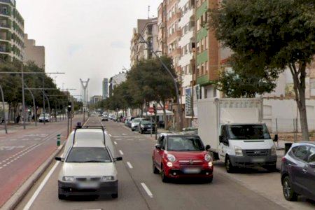 Herido el conductor de un patinete al esquivar la puerta de una furgoneta en Castellón