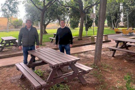 Castellón repone 5 mesas tipo pícnic de material reciclado en los grupos Roser y Roquetes
