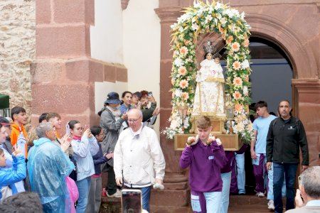 GALERÍA | La lluvia no frena la romería de les Santes y Cabanes inicia sus fiestas más esperadas