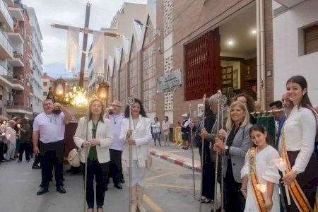 La Cruz procesiona por primera vez desde el Buen Pastor de Benidorm