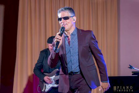 Nules se rinde a la emoción: Serafín Zubiri firma una noche inolvidable con “El Guateque de los 70”