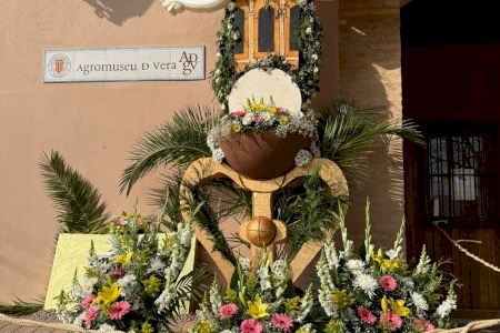La Creu de Maig de l’Horta de València rinde homenaje al Micalet y al Sant Calze en el molino de Vera