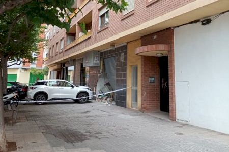 Un conductor se equivoca con el pedal y se empotra contra una tienda de animales de Castellón