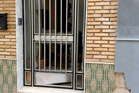 “Hoy ha sido un susto. Mañana puede ser mucho peor”: denuncian en Albal otro reventón de rueda de camión tras romper cristales de una casa