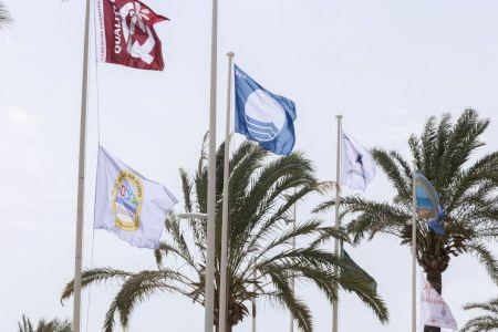 Gandía renueva las Banderas Azules de la Playa Norte y la Playa de l’Auir y recibe una Mención Especial en Servicios de Socorrismo
