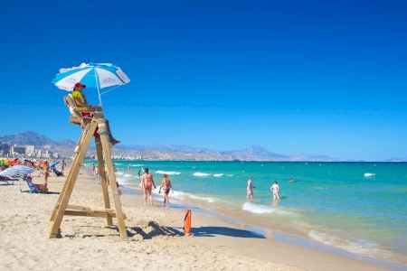 Una playa de Alicante, entre las únicas siete del mundo con bandera azul desde hace 40 años