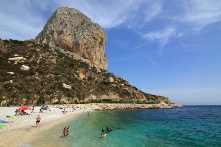 Calp consigue por primera vez cinco banderas azules para sus playas