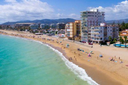 La Comunitat Valenciana vuelve a liderar España en banderas azules en 2026: listado completo de las 152 playas este verano