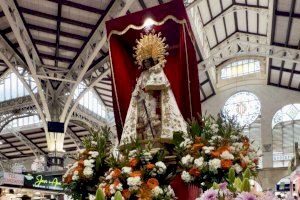 El Mercat Central ret homenatge a la Verge dels Desemparats