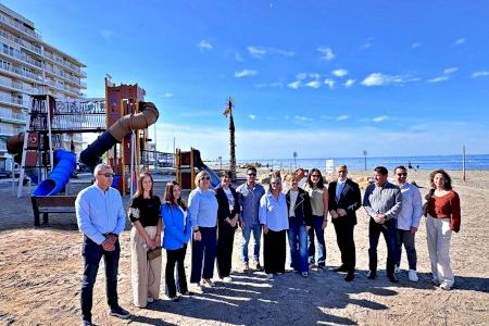 La consellera de Turismo visita en Santa Pola la nueva zona lúdico-deportiva renaturalizada en Gran Playa