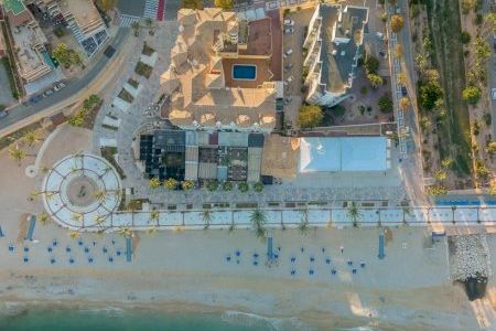 L’Alfàs revalida la Bandera Azul para la playa de l’Albir y consolida su liderazgo europeo con seis Centros Azules