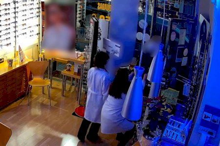 VÍDEO | Entran en una óptica de Novelda como si fueran clientes y todo acaba con una empleada herida