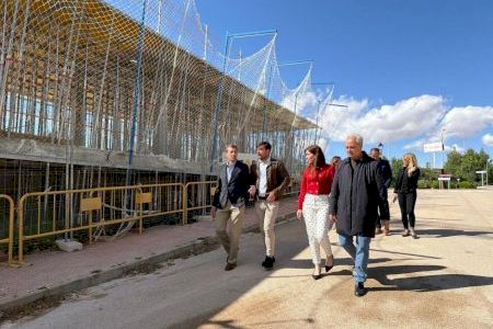El alcalde de Utiel supervisa con la secretaria autonómica del Sistema Sociosanitario el avance de las obras del centro de día