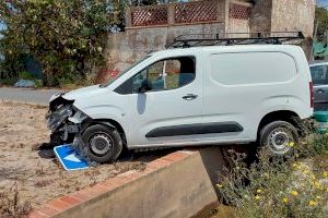 Un cotxe acaba encastat contra un senyal i sobre una séquia després de saltar-se un STOP a Alboraia - (foto 2)