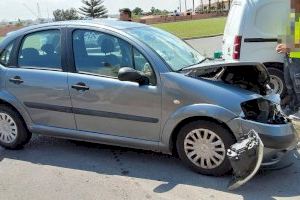 Un cotxe acaba encastat contra un senyal i sobre una séquia després de saltar-se un STOP a Alboraia - (foto 3)