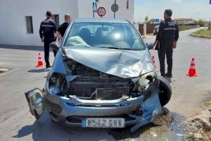 Un cotxe acaba encastat contra un senyal i sobre una séquia després de saltar-se un STOP a Alboraia - (foto 5)