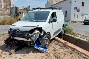Un cotxe acaba encastat contra un senyal i sobre una séquia després de saltar-se un STOP a Alboraia - (foto 4)