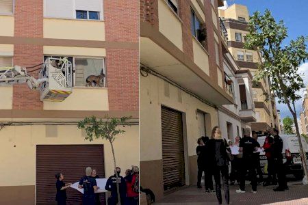 VÍDEO | Un perro queda atrapado en el alféizar de una ventana en Castellón y los vecinos improvisan una sábana para evitar su caída