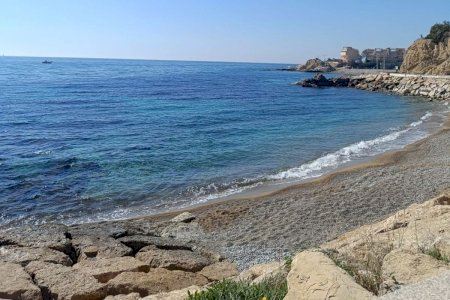 Villajoyosa revalida un año más las 6 banderas azules en las playas y mantiene el liderazgo en la Marina Baixa