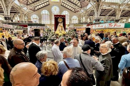 El Mercado Central de València celebra su ofrenda floral a la Virgen de los Desamparados y expone la imagen tras su restauración