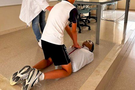 Alumnos de Carcaixent aprenden a salvar vidas antes de que llegue la ambulancia