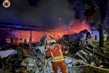 Arde una nave industrial en Algemesí y el fuego afecta a un transformador eléctrico