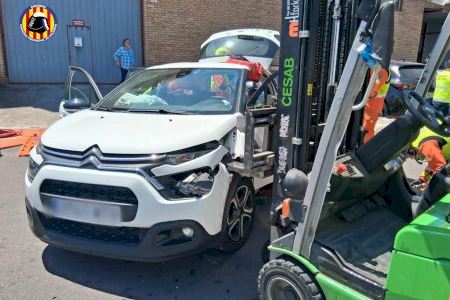 Un coche acaba ensartado por la pala de un 'torito' en Rafelbunyol