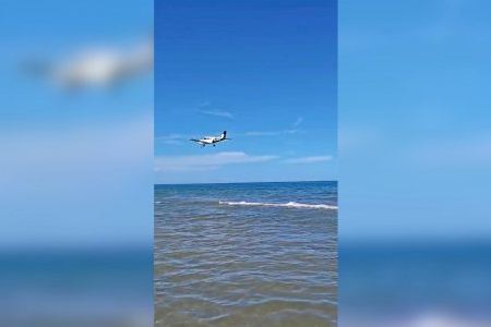 VÍDEO | Sobresalto en varias playas valencianas por una avioneta volando a muy baja altura