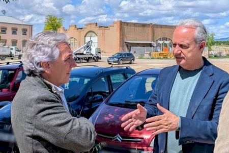 El alcalde de Utiel y el Comisionado para la Recuperación supervisan la parcela destinada al parque de viviendas industrializadas