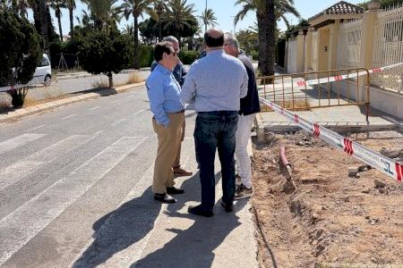 La avenida del Cabo en Cabo Roig avanza en su renovación con mejoras en accesibilidad y alumbrado público