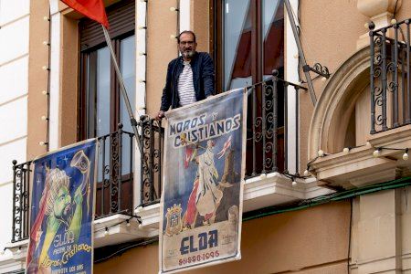 Elda celebra los 80 años de sus carteles de Moros y Cristianos con una exposición urbana