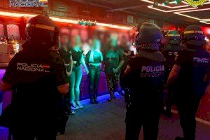 Nueva ofensiva policial en la “zona inglesa” de Benidorm: drogas, armas e incumplimientos en locales de ocio