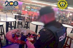 Nueva ofensiva policial en la “zona inglesa” de Benidorm: drogas, armas e incumplimientos en locales de ocio - (foto 3)