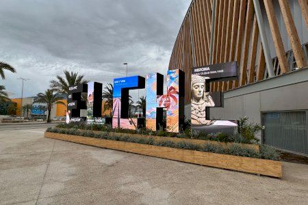 Elche avanza en innovación con nuevas pantallas inteligentes y letras digitales de la ciudad