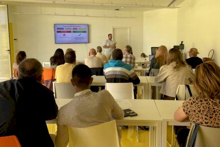 22 personas asistieron al taller “Gestiona tus Redes Sociales con IA” para mejorar su formación en este ámbito