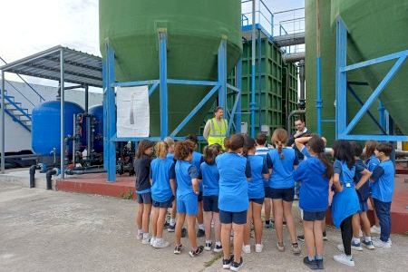 400 escolares de Dénia visitan la potabilizadora de agua de Beniadlá