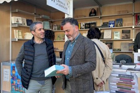 José Díez destaca la labor de la librería Llig en la difusión del patrimonio editorial, cultural y divulgativo de la Comunitat Valenciana