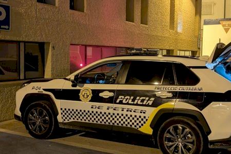 Revienta un portal en Petrer para robar el andador de una anciana y acabar orinando en el interior del edificio