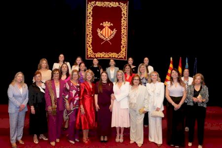 Vila-real rinde homenaje a las cortes de honor de 1976 y 2001 en un emotivo acto en el Auditori Municipal