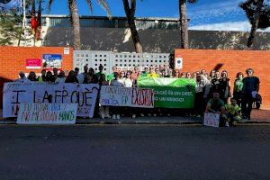 Profesorado esta mañana de lunes concentrado a las puertas del IES Gilabert de Centelles