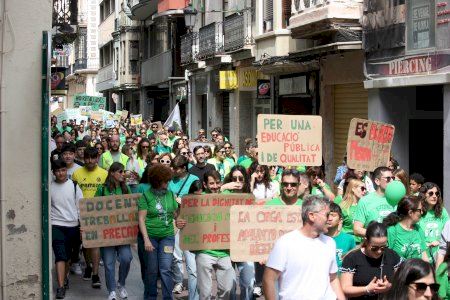 Aulas a medio gas y calles llenas por el primer día de huelga educativa indefinida en la Comunitat Valenciana