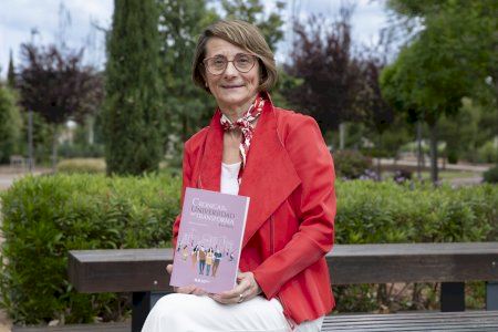 Eva Alcón recoge su visión de la universidad como bien público en Crónica de una universidad que transforma